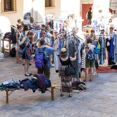 KF Uni Graz Fair Fashion Fest Studenten vor Kleiderstaender