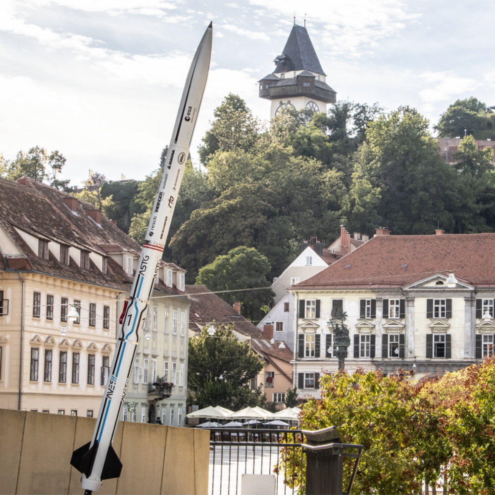 Eine Rakete vor dem Hintergrund des Uhrturms am Grazer Schlossberg